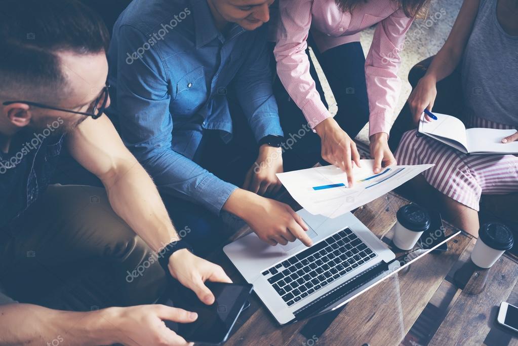 Планирование человек. Mcuban+entrepreneur. Женщина в стрессе. Рутина на работе. Бизнес фотосессия команды.