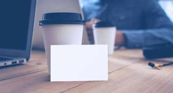 Visitekaartje en koffie cups — Stockfoto