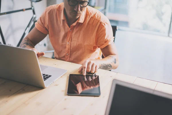 Hipster nutzen digitales Tablet — Stockfoto