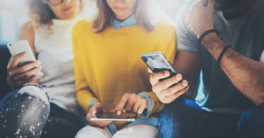 Eller Modern Smartphone kullanarak Grup