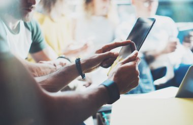 Modern tablet kullanan adam 
