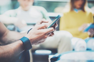 Modern Smartphone kullanan adam