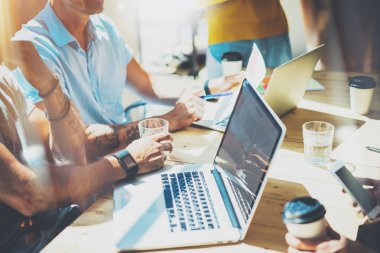 İnsanlar online çalışıyor 