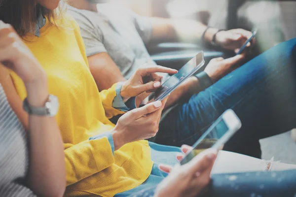 Freunde sitzen auf Sofa — Stockfoto