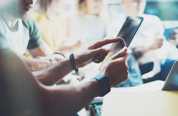 Man met moderne tablet — Stockfoto