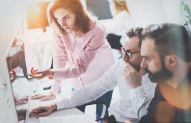 İş Arkadaşları İş Toplantısı Süreci Sunny Office.Closeup Teamwork Modern Concept.Group Üç Genç Birlikte Başlangıç Idea.Businessman Takım Çalışma Online Proje Desktop.Blurred Flare Tartışıyor.