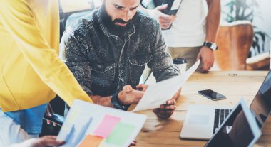 Teamwork Concept.Coworkers Takım Beyin Fırtınası İş Süreci Modern Loft Office.Business Startup Project.Woman Finans Raporu Meslektaşları tartışıyor.Gençler Çalışma Gadgets Ahşap Masa.