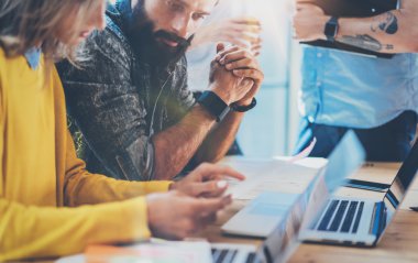 Teamwork Concept.Coworkers Takım Beyin Fırtınası İş Süreci Modern Loft Office.New Business Startup Project.Woman Pazar Raporu Meslektaşları.Gençler Çalışma Laptop Ahşap Masa Tartışıyor.