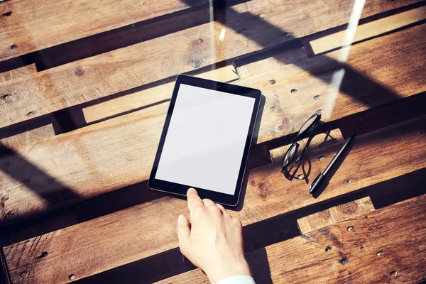 Gros plans Mans Toucher à la main Accueil Bouton Tablette moderne.Blanc Gadget écran vide et verres Table en bois à l'intérieur Intérieur Coworking Studio Place. . — Photo