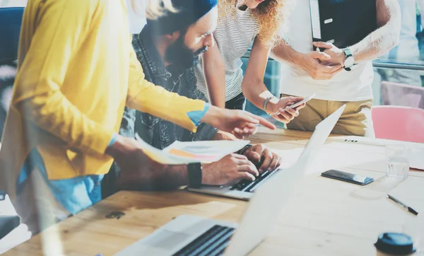 Closeup Group Young Coworkers Making Great Business Brainstorming Modern Loft.Creative Team Hipsters Discussion during Work Process.Concept Startup Idea Presentasjon. . – stockfoto