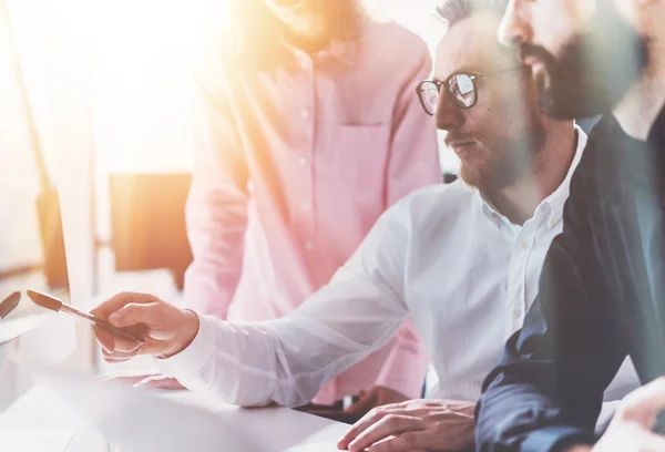 Coworkers Business Meeting Process Sunny Modern Office.Teamwork Concept.Group Jóvenes Discutiendo Juntos Inician Idea.Business Team Working Online Project Desktop.Blurred Background.Closeup . —  Fotos de Stock