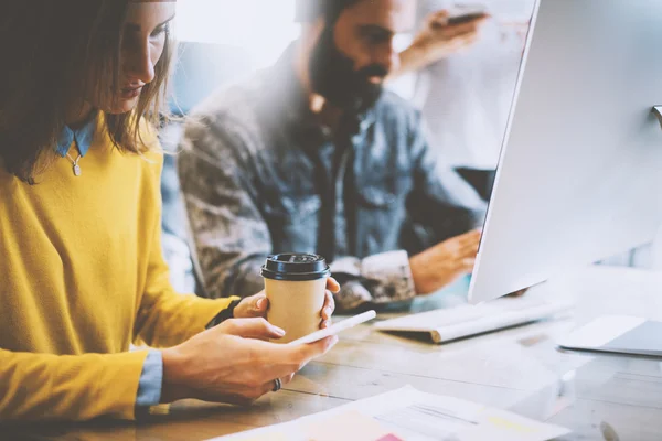 Business Startup concept. collega's Teamworking proces. Bearded hipster typen moderne computer. jonge vrouw met smartphone handen. creatieve mensen werken nieuwe project houten bureau tafel. wazig film effect. — Stockfoto