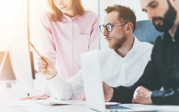 Compañeros de trabajo Proceso de reuniones de negocios Oficina soleada.Primer plano Trabajo en equipo Concepto moderno.Grupo Jóvenes Colegas Discutiendo Juntos Inicia Idea.Business Team Working Online Project Desktop.Blurred . — Foto de Stock