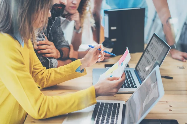 Coworkers Team Brainstorming durante il processo di lavoro Modern Loft. Business Startup Concetto di lavoro di squadra. Donna Discutendo Rapporto Finanza Colleghi. Giovani che utilizzano computer portatile Gadgets tavolo in legno scrivania. . — Foto Stock