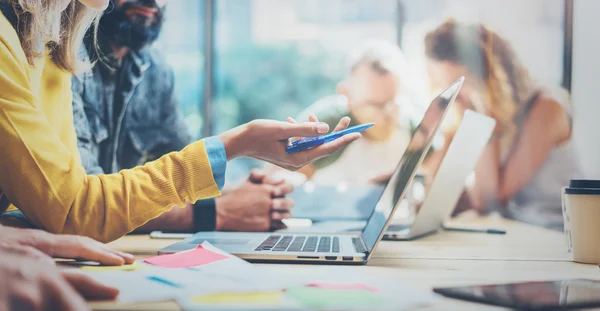 Nahaufnahme Gruppe junge Mitarbeiter diskutieren gemeinsam kreative Projekt während der Arbeit process.modern friends Geschäftstreffen Diskussion Startup-Konzept loft.hipsters Hand Eingabe laptop.unscharf, flares.wide. — Stockfoto