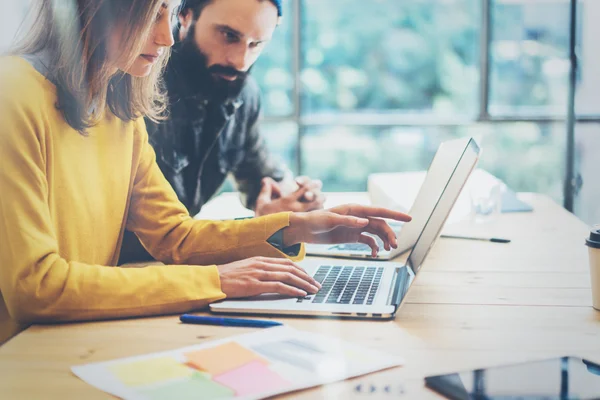 Primer plano Dos compañeros de trabajo modernos discutiendo juntos durante el proceso de trabajo.Joven equipo de negocios Reunión Concept.People Discusión Startup Project Office.Bearded Hipster trabajo portátil de madera Mesa de escritorio. . — Foto de Stock