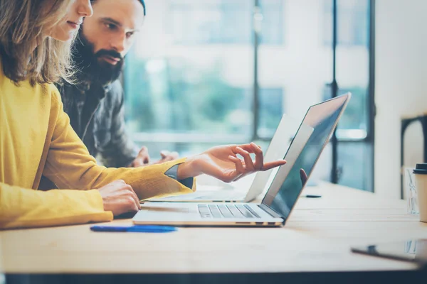 Primer plano Dos compañeros de trabajo modernos discutiendo juntos durante el proceso de trabajo.Joven equipo de negocios Reunión Concept.People Discusión Startup Project Office.Bearded Hipster trabajo portátil de madera Mesa de escritorio. . —  Fotos de Stock