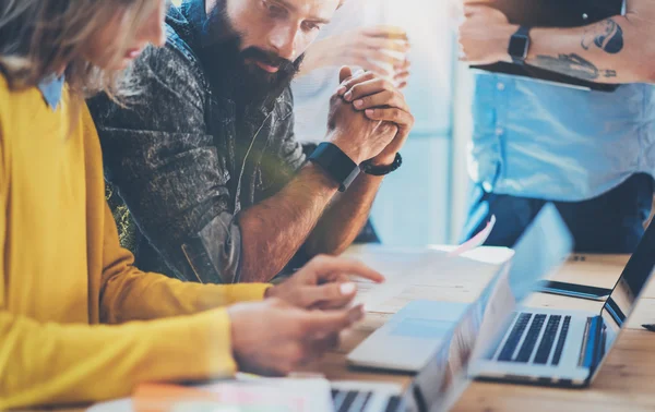 Trabajo en equipo Concept.Coworkers Equipo Brainstorming Durante el Proceso de Trabajo Modern Loft Office.New Business Startup Project.Woman Discusión de Reporte de Mercado Colleagues.Young People Working Laptop Wood Table Desk . — Foto de Stock