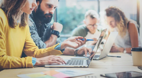 Close-upgroep jonge collega's bespreken samen creatief project tijdens het werkproces. moderne vrienden Business Meeting discussie Startup concept Loft. Female hand tonen laptop scherm. vage fakkels. — Stockfoto