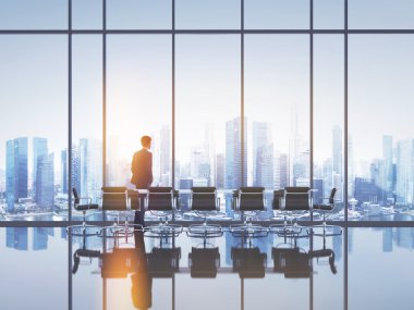 Ofiste duran bir iş adamı.