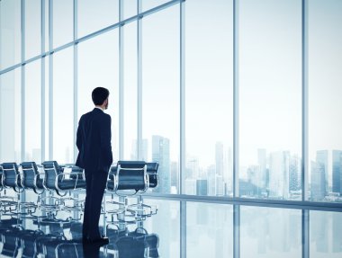 Ofiste duran bir iş adamı.