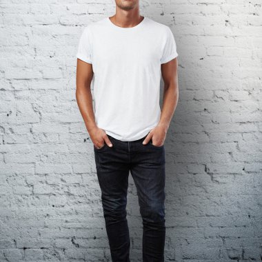 adam boş t-shirt