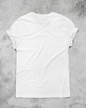 Beton zemin üzerinde beyaz t-shirt