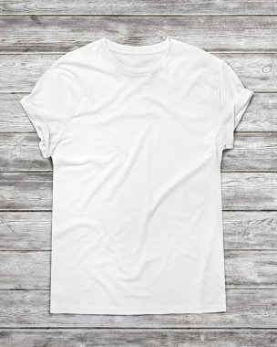 ahşap duvar beyaz t-shirt