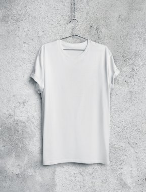 Beton duvar beyaz t-shirt