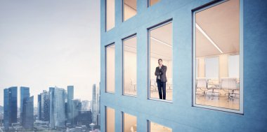 işadamı ofis pencereden bakıyor