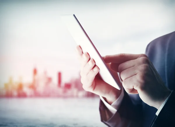 Homem com computador tablet — Fotografia de Stock