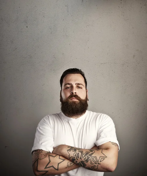 Brutális szakállas férfi póló viselése — Stock Fotó