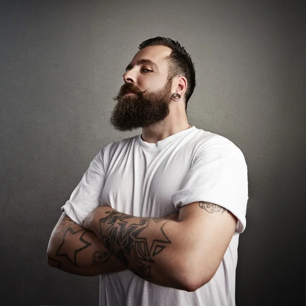 Tatuato brutale uomo indossa t-shirt — Foto Stock