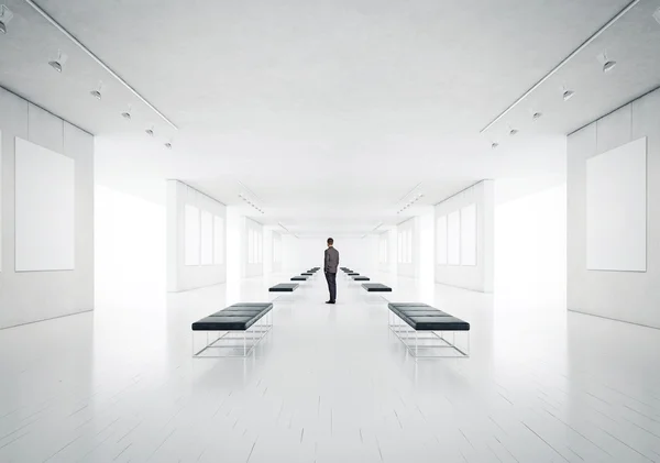 Hombre en sala de galería — Foto de Stock