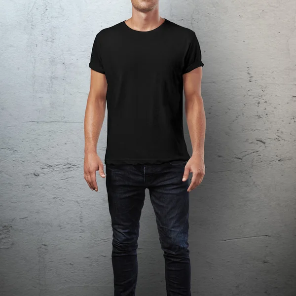 Homme en t-shirt noir — Photo