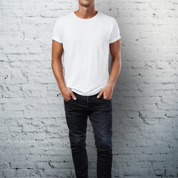 Homme en t-shirt blanc — Photo