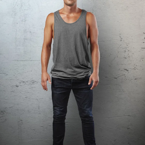 Man dragen grijs mouwloos shirt — Stockfoto
