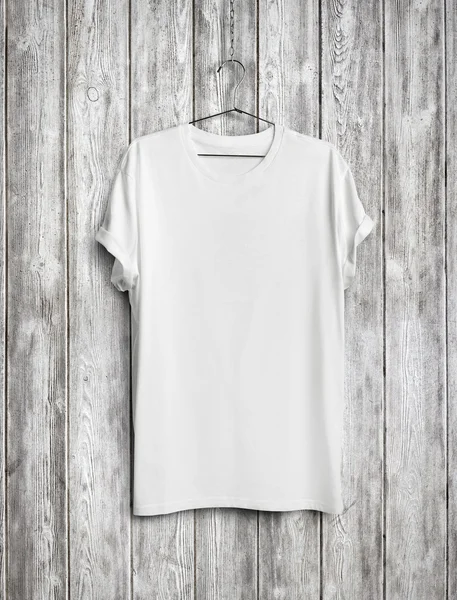 T-shirt blanc sur mur en bois — Photo