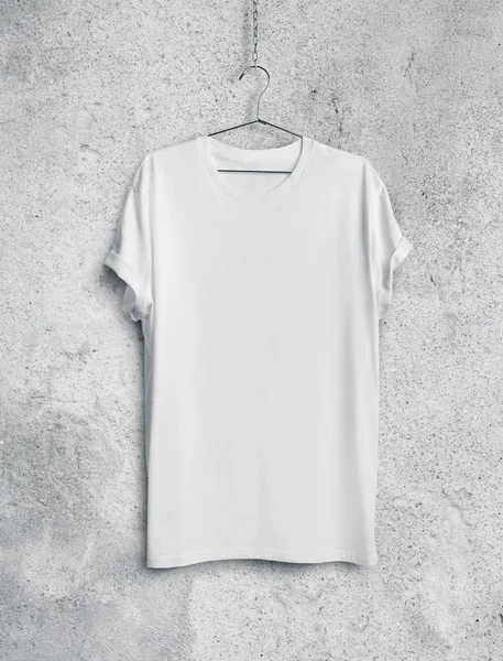 Camiseta blanca en pared de hormigón — Foto de Stock