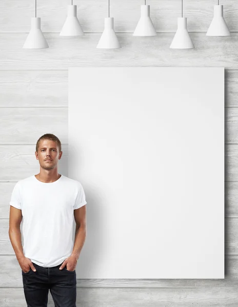 Człowiek i biały plakat na ścianie — Zdjęcie stockowe