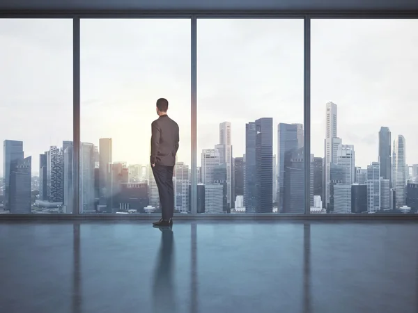 Geschäftsmann im Amt und Blick auf die Stadt — Stockfoto