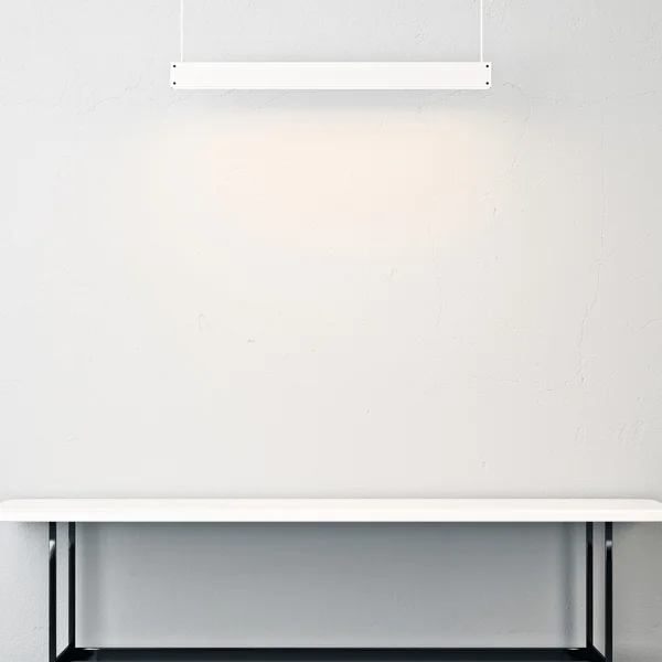 Intérieur blanc avec table et lampe vides — Photo