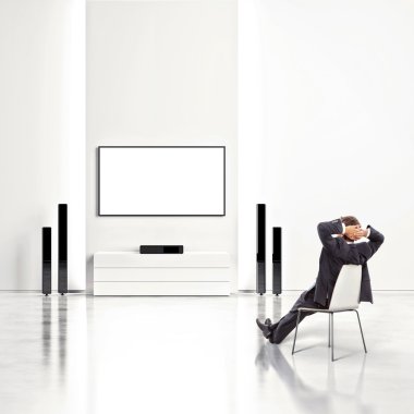 TV izlerken işadamı