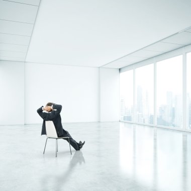 Ofiste oturan iş adamı