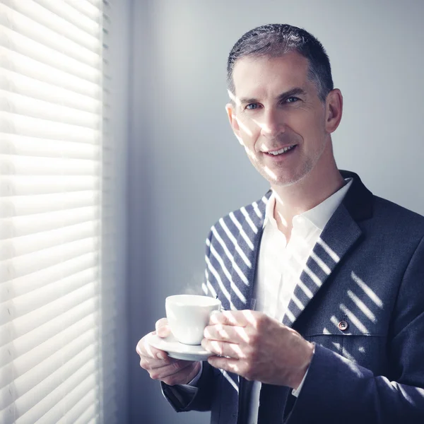 Homme d'affaires avec tasse de café — Photo