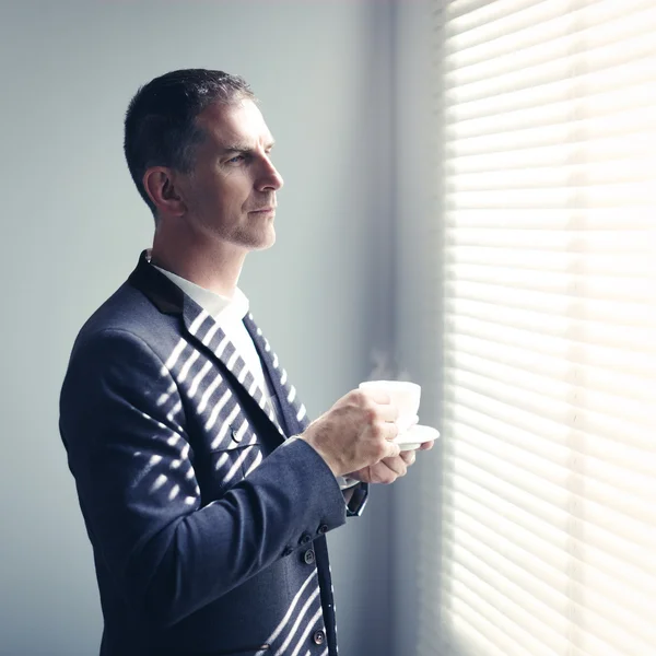 Affärsman med kopp kaffe — Stockfoto