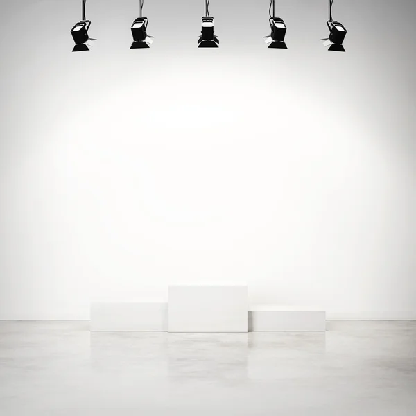 Estúdio interior com pódio branco — Fotografia de Stock