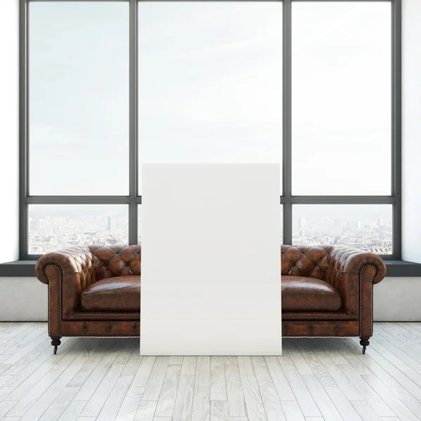 Sofa starodawny i biały plakat — Zdjęcie stockowe