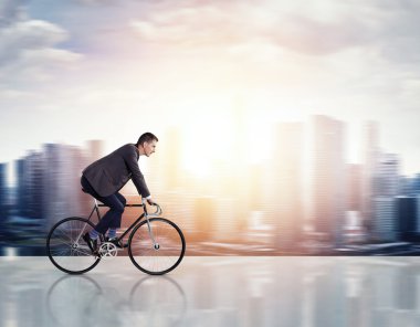 adam bir bisiklet üzerinde