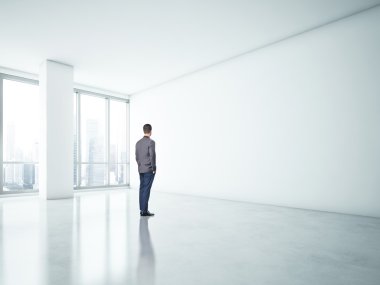 adam beyaz duvara bakan